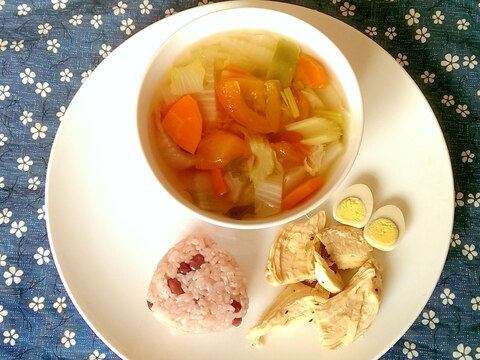 蒸し鶏と小豆ごはんおにぎりのワンプレート